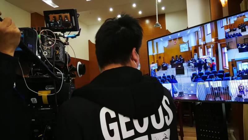 AI生成VS人工创意——江山市广告片拍摄公司的技术浪漫主义实践